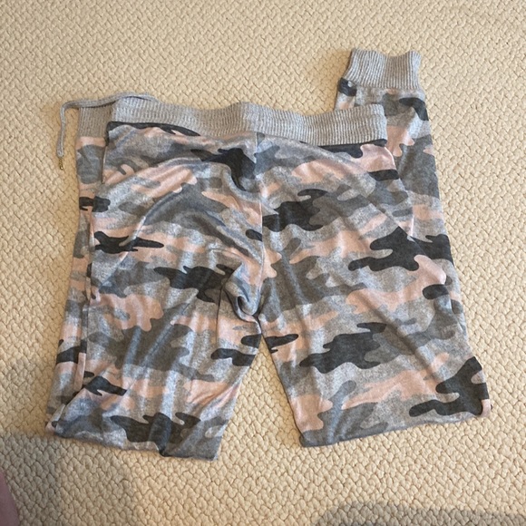 Secret Treasures camo pajama pants - Picture 2 of 2